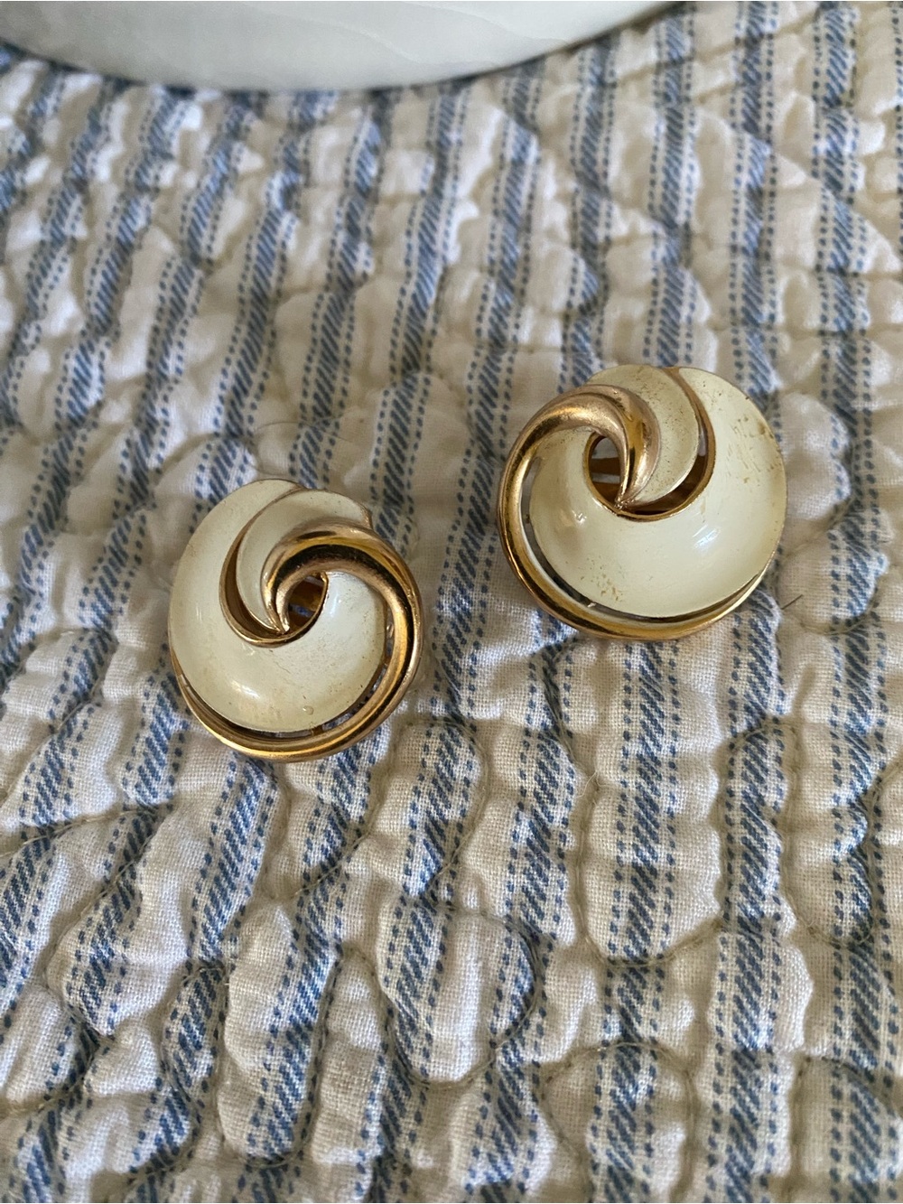 (BB4) Vintage Trifari Cream and Gold Comet Swirl Clip-On Earrings Preowned
